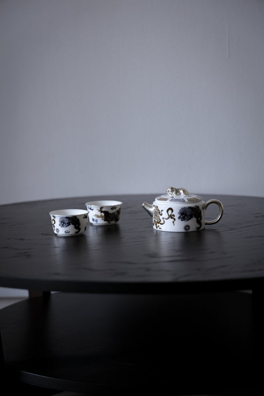 Luxury Porcelain Tea Set with Silver Lion Finial & 2 Cups|Best Ceramics