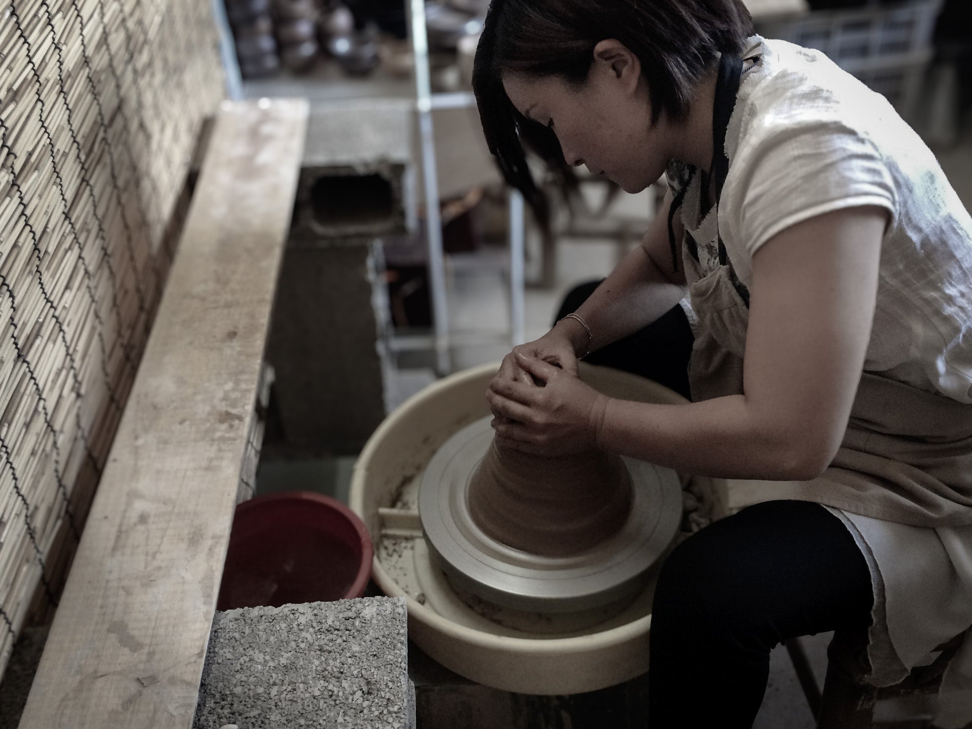 Huang Qiuyang: Crafting Beauty from Clay and Passion