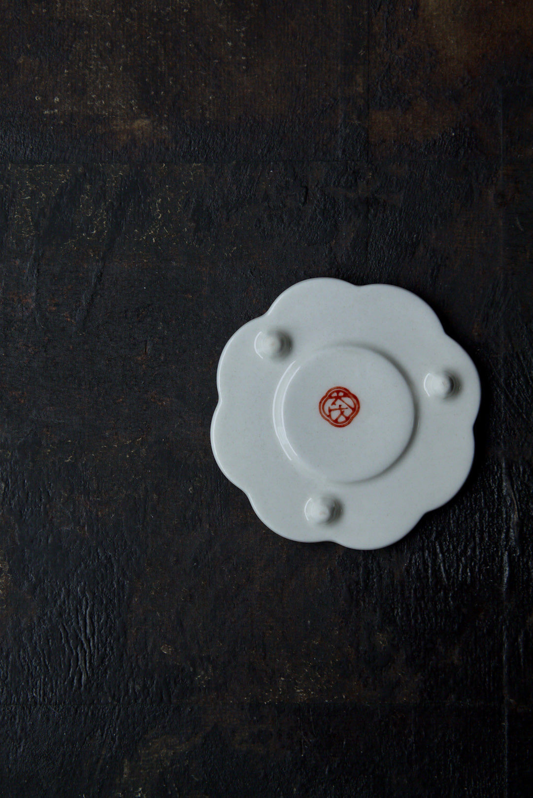 Dehua Porcelain Floral Cinnabar Inscribed Tea Lid Holder|Best Ceramics