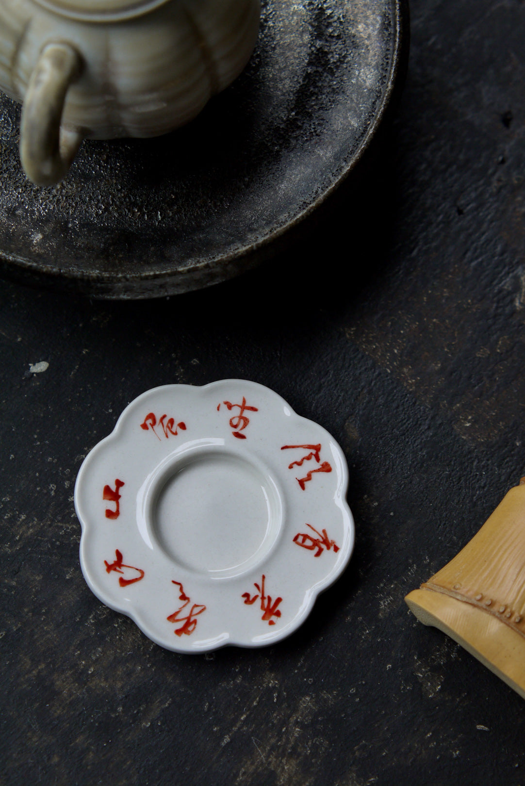 Dehua Porcelain Floral Cinnabar Inscribed Tea Lid Holder|Best Ceramics