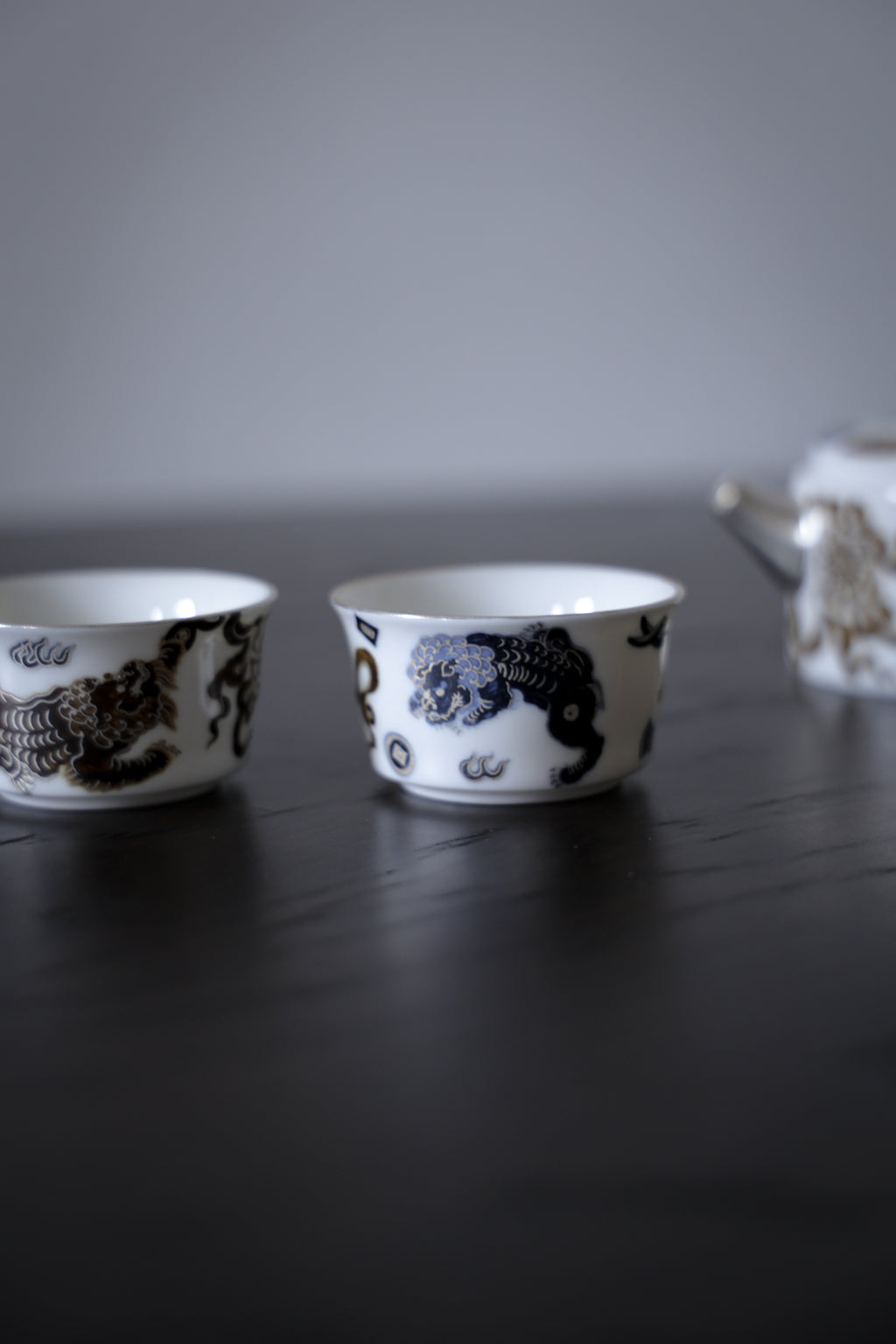 Luxury Porcelain Tea Set with Silver Lion Finial & 2 Cups|Best Ceramics