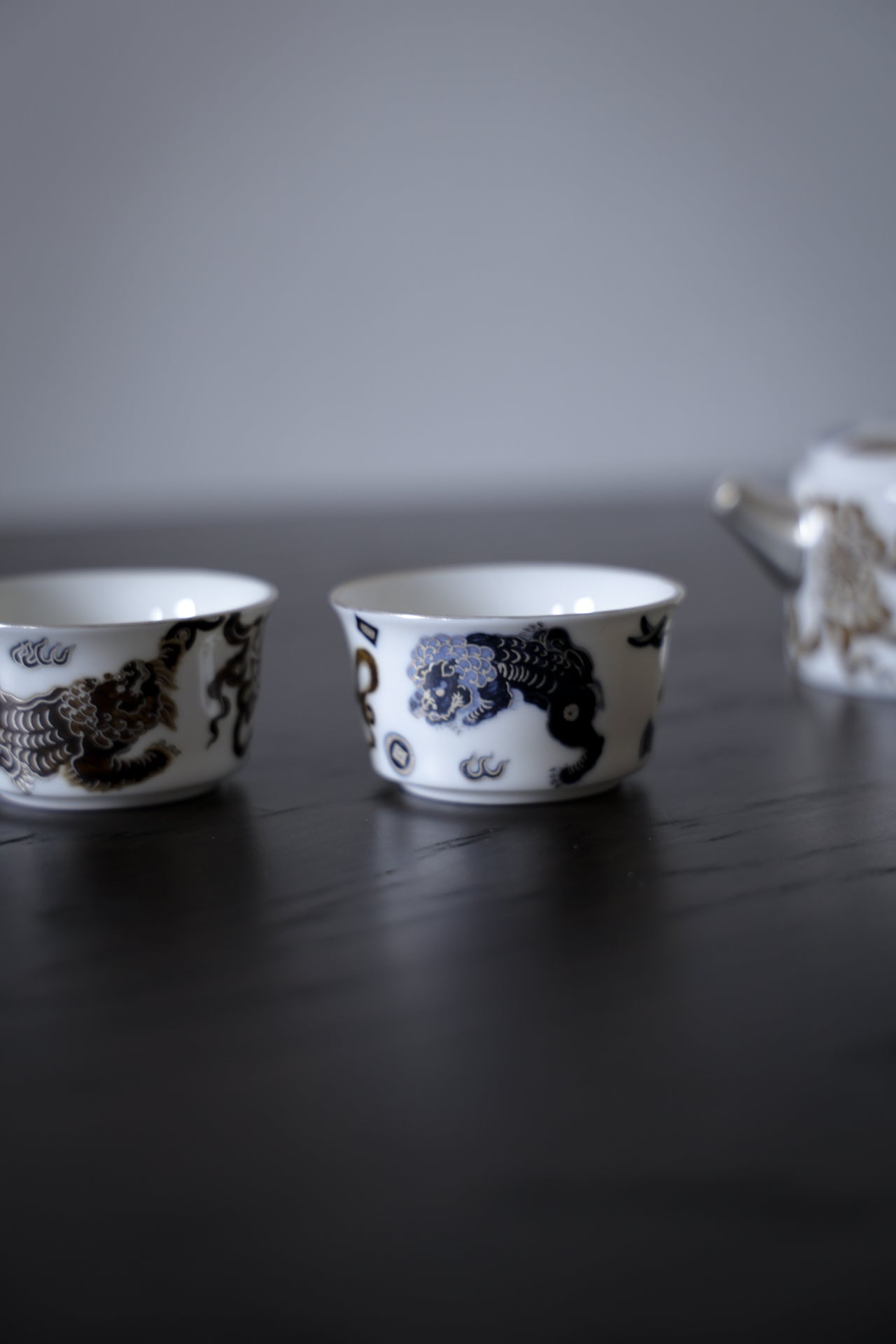 Luxury Porcelain Tea Set with Silver Lion Finial & 2 Cups|Best Ceramics