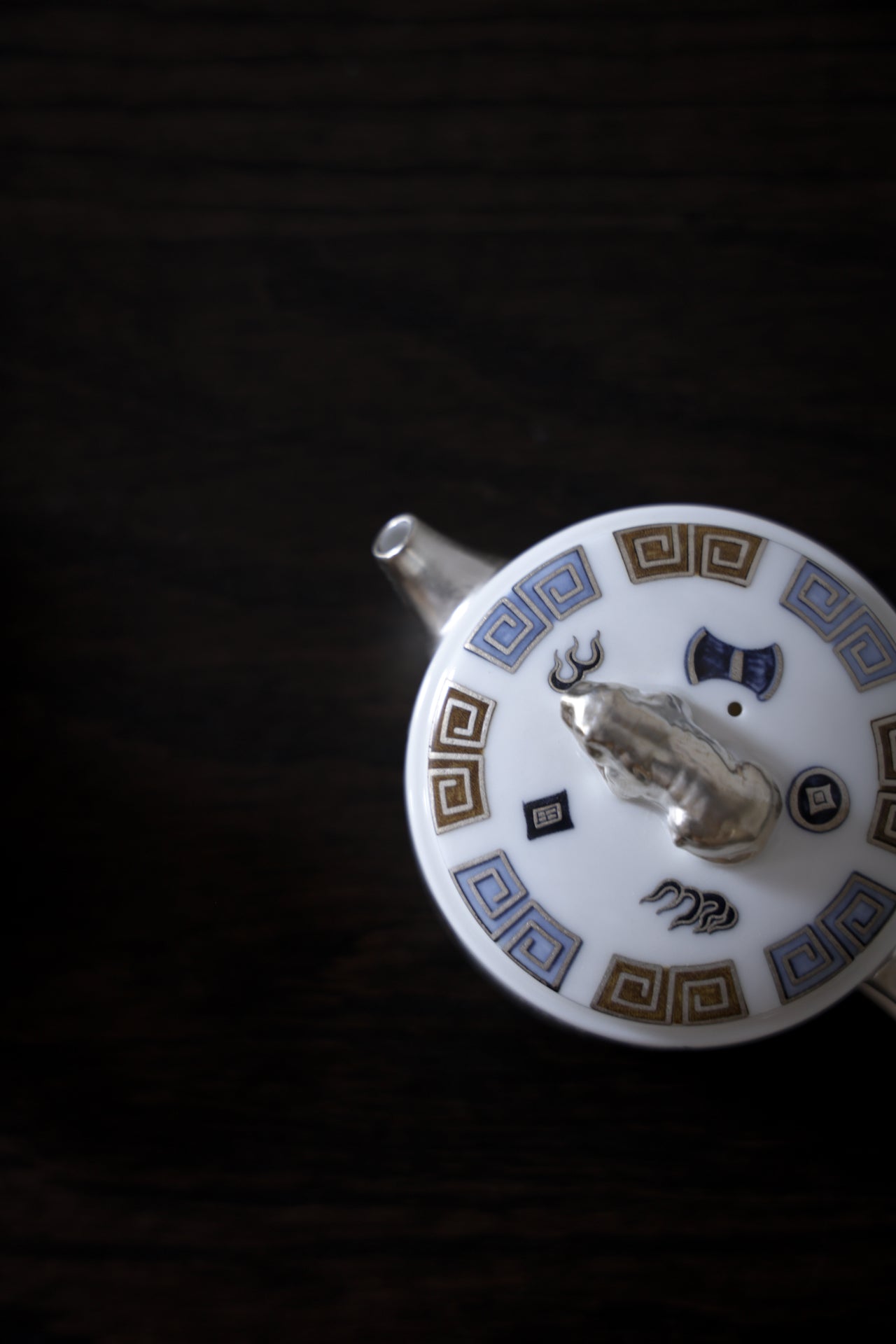 Luxury Porcelain Tea Set with Silver Lion Finial & 2 Cups|Best Ceramics