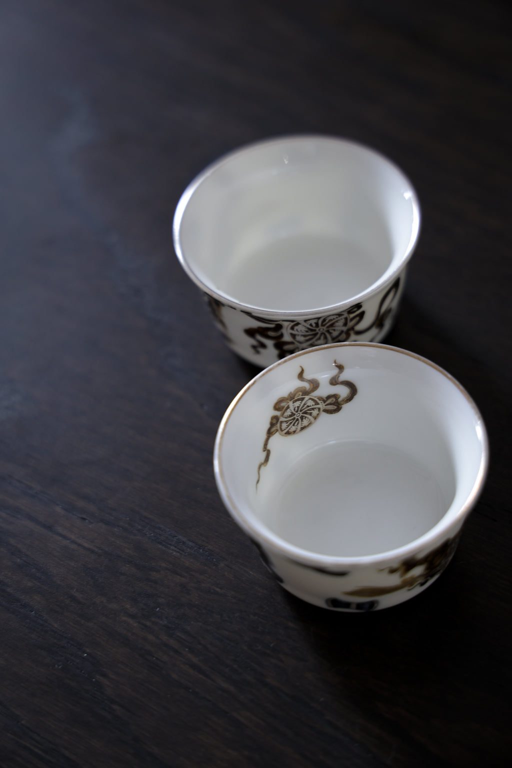 Luxury Porcelain Tea Set with Silver Lion Finial & 2 Cups|Best Ceramics