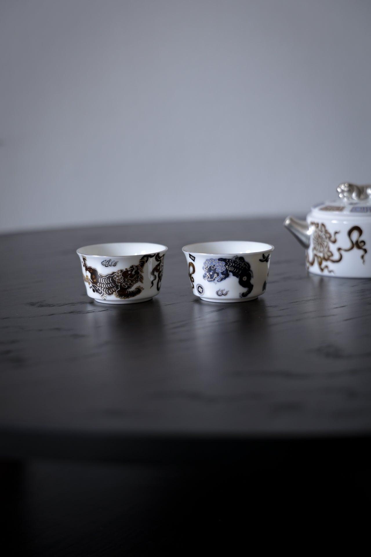 Luxury Porcelain Tea Set with Silver Lion Finial & 2 Cups|Best Ceramics