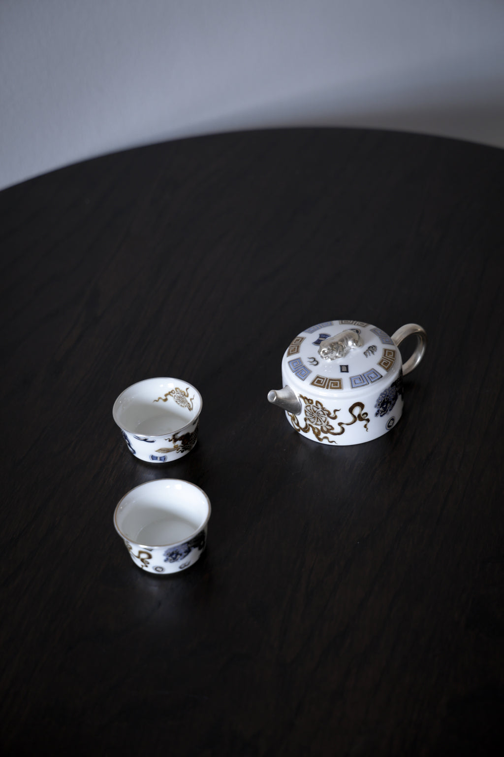 Luxury Porcelain Tea Set with Silver Lion Finial & 2 Cups|Best Ceramics
