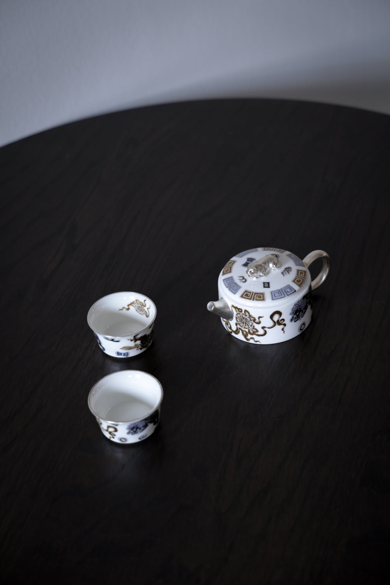 Luxury Porcelain Tea Set with Silver Lion Finial & 2 Cups|Best Ceramics
