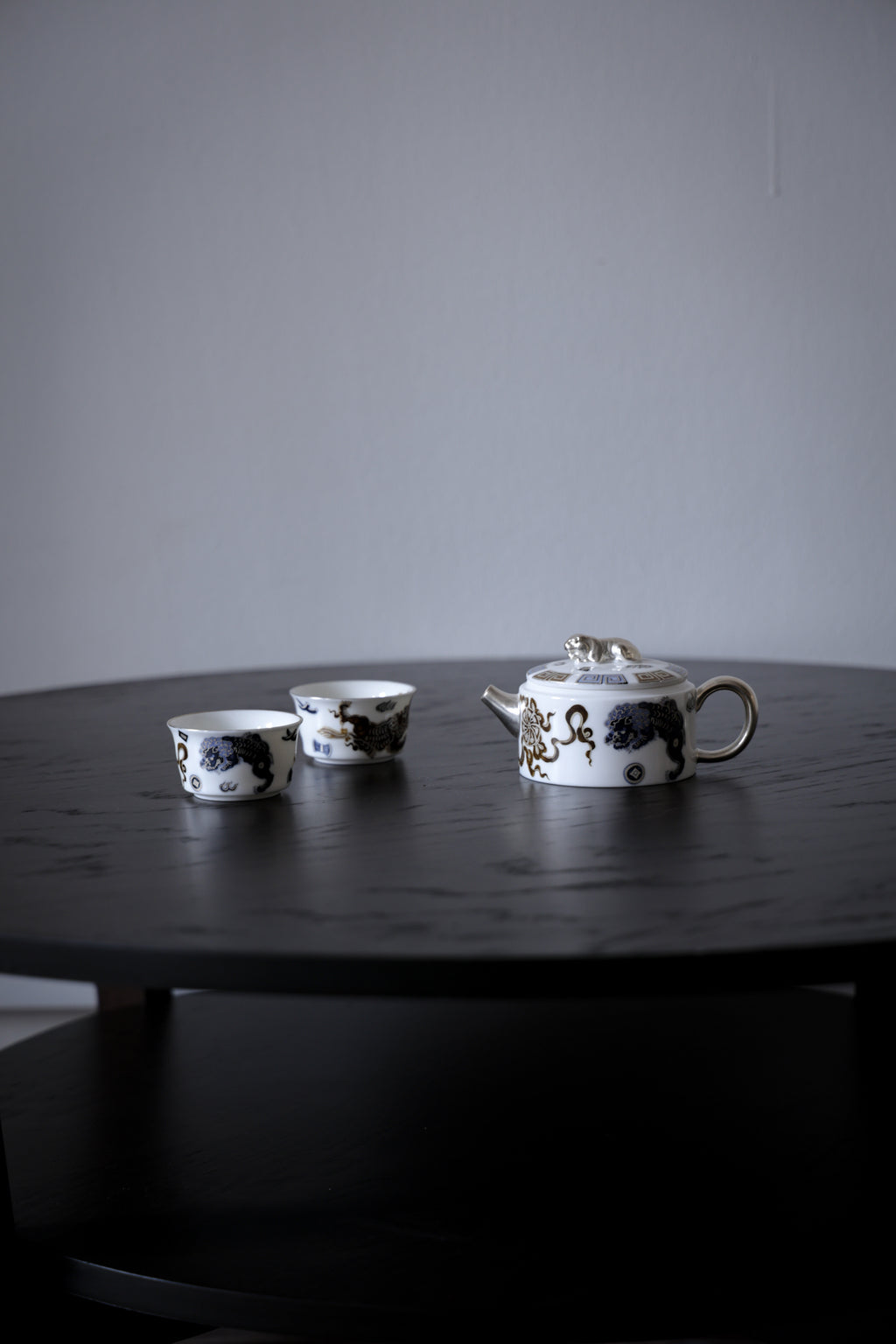 Luxury Porcelain Tea Set with Silver Lion Finial & 2 Cups|Best Ceramics