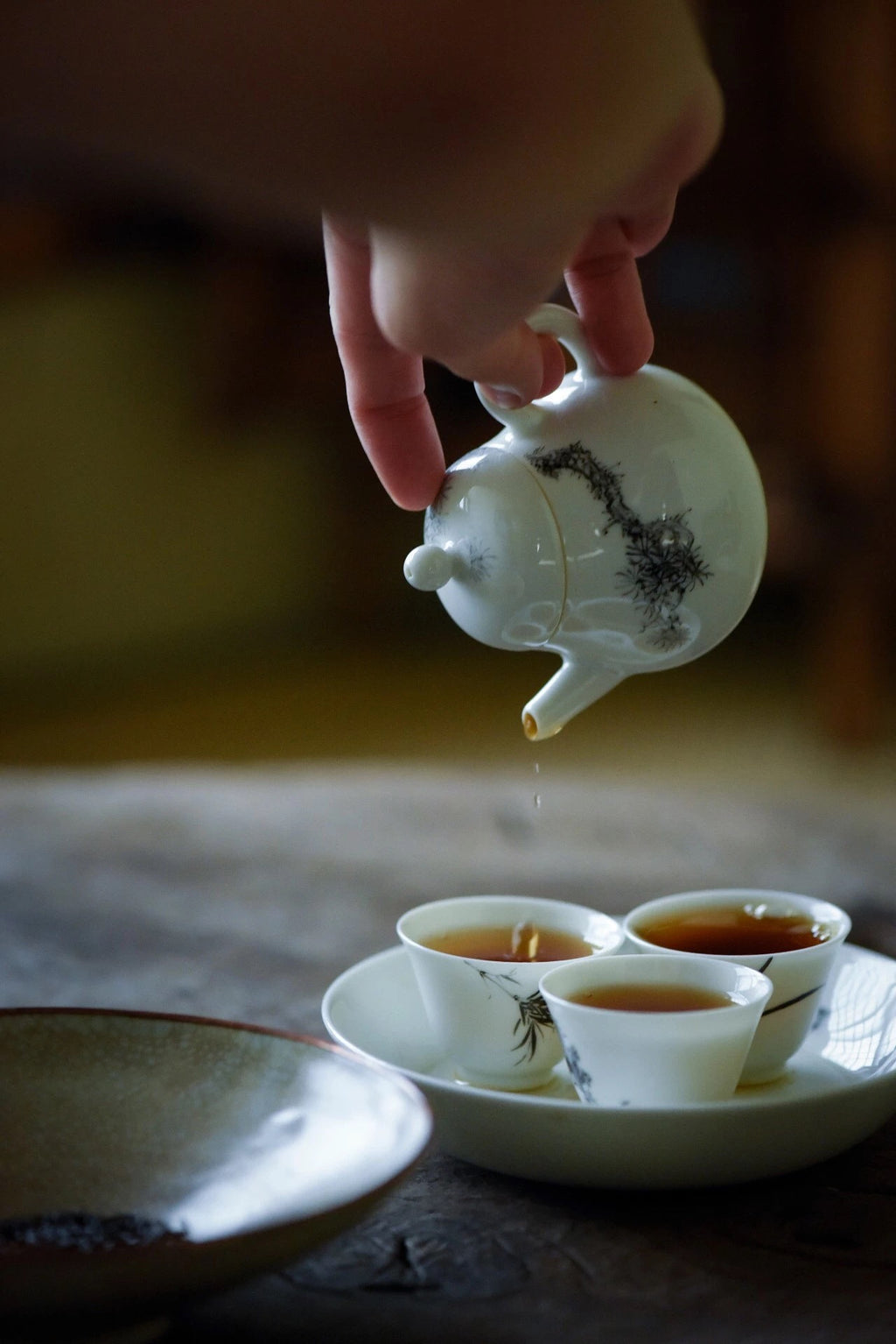 Théière avec photos de pins