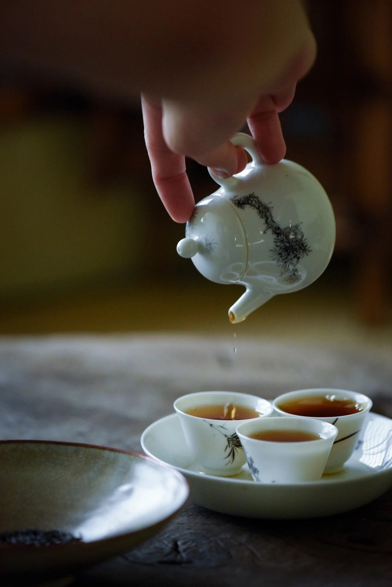 Théière avec photos de pins