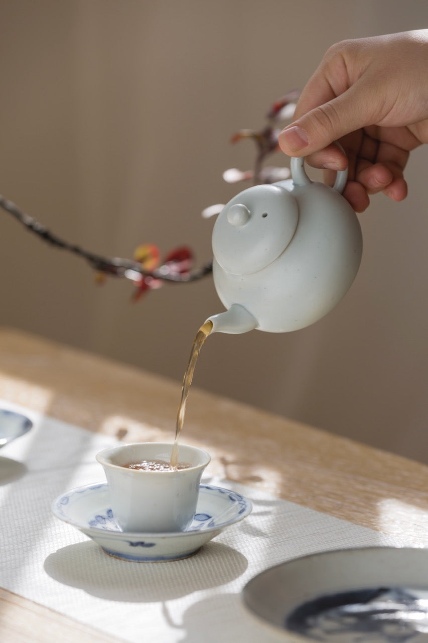 Traditional Style Teapot 